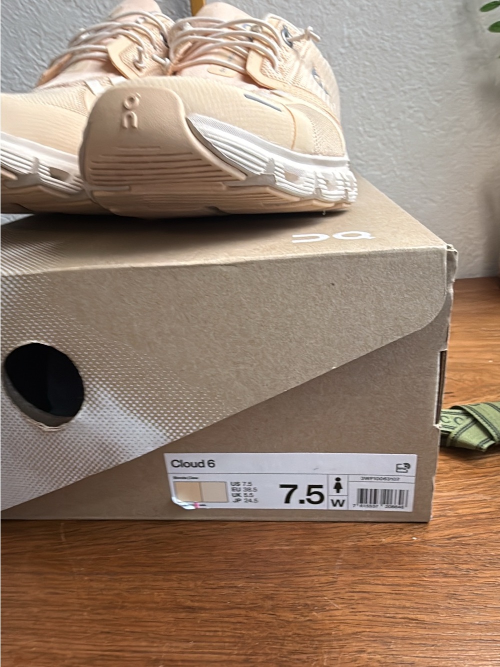 On Running Cloud 6 Sneakers in Blonde/dew 7.5 - Picture 3 of 10